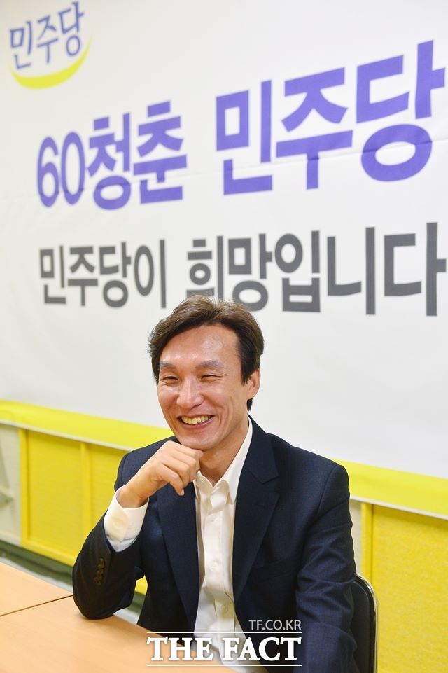 정말 잘 나갔던 때가 있었죠~ 김민석 전 의원은 국회의원 안 한 지 13년 됐다. 이렇게 이야기하면 깜짝 놀란다. 완전히 잊혀야 맞다. 그래도 비교적 주변에 지인들이 있는 게 진짜 좋다. 감사하다는 걸 알게 됐다. (잘 나가던) 30대 때 못 봤던 것을 봐서 좋다고 말하며 웃고 있다. /남윤호 기자