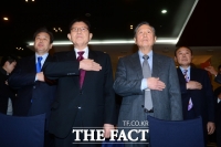 [TF포토] 국기에 대한 경례하는 김무성 대표와 권노갑 이사장