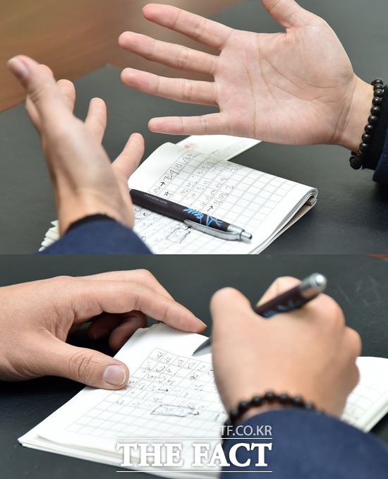 인터뷰를 하며 자신이 준비한 메모장에 성실히 질문을 받아적었던 배우 조우진. <더팩트> 취재진이 그의 메모습관을 신기해하자 인터뷰가 낯설기 때문이라고 겸손한 대답을 내놨다. /이새롬 기자