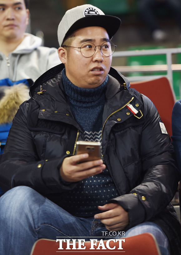 프로야구 두산의 유희관이 농구장을 찾아 경기를 관전하고 있다.