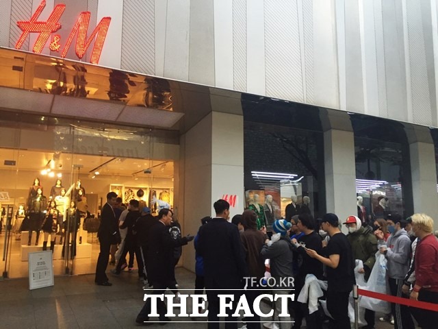 H&M·발망 콜라보레이션 컬렉션이 판매된 지 한 달도 채 안돼 정가 이하 가격에 판매되고 있다./서민지 기자