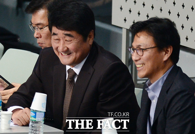신치용 삼성화재 단장(왼쪽)이 김재열 재일기획 스포츠부문 사장과  대화를 나누며 웃고 있다.