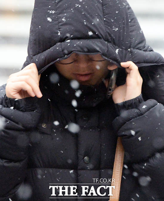 3일 오전 서울에 올겨울 첫 대설주의보가 내려진 가운데 서울 관악구 신림동을 지나는 한 시민이  눈을 맞으며 걸어가고 있다.  /이효균 기자