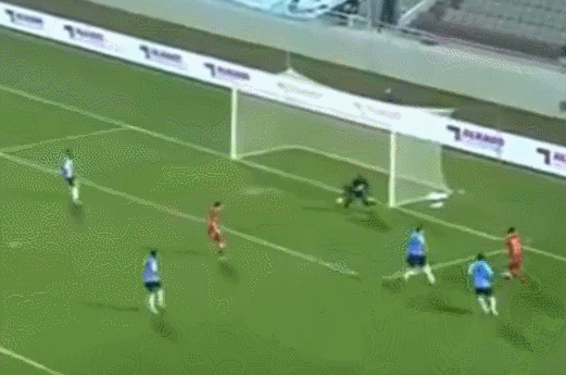 멀티골! 남태희가 크로스를 받아 오른발 슈팅으로 멀티골을 완성하고 있다.