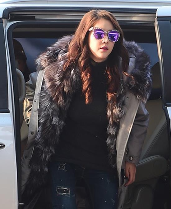 레이싱 모델 출신의 늘씬한 몸매에 가장 어울리는 공항패션 배우 김유연의 공항패션(야상점퍼)이 뒤늦게 주목을 받고 있다. /스타게이즈 미디어