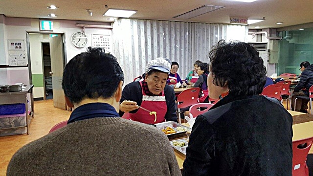 캬~ 앞치마 입고 식사, 꿀맛이야 이재오 새누리당 의원은 지난 2일 페이스북에 비 오는 날 복지관에서 배식 도우미를 마치고 식사 중인데, 꿀맛이다라고 올렸다./이재오 페이스북