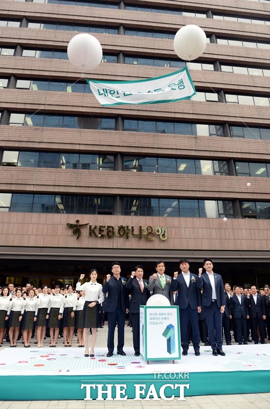 하나은행과 외환은행이 지난 9월 KEB하나은행으로 합병했지만, 임금이나 인사체계가 다르게 관리되고 있는 것으로 나타났다. /더팩트 DB