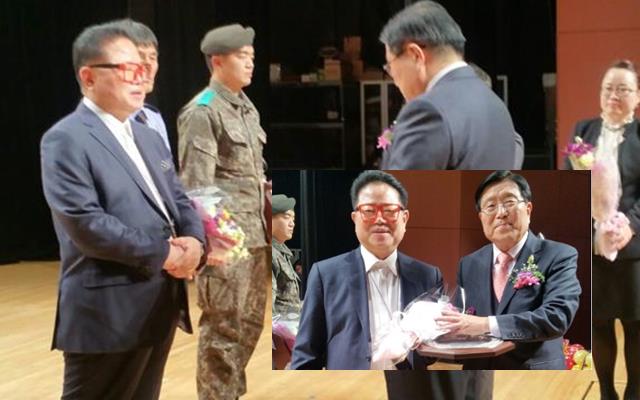 자발적인 봉사활동이 태안 주민들에게 격려와 희망이 돼줬다 개그맨 출신 사업가 조정현(사진 왼쪽)은 7년전 기름이 유출돼 바다가 심각하게 오염되고 주민들이 고통받는다는 소식을 듣고 자신이 운영하는 (주)아름다운기업 정현웨딩홀 직원 45명과 함께 현장으로 달려갔다. /태안군 제공