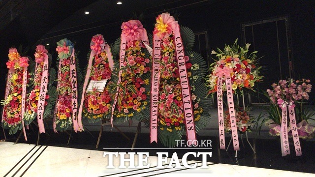 일왕의 생일 파티 연회장 앞은 이를 축하하는 화환들로 가득 찼다. /서민지 기자