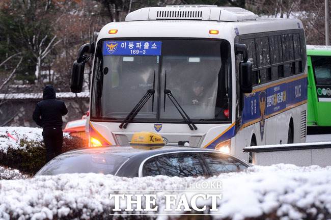 일왕 생일 파티는 경찰의 철통경호 속에 치러졌다. /남윤호 기자