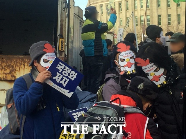 복면을 쓰고 국정화저지 피켓을 든 집회 참가자들./서울광장=서민지 기자