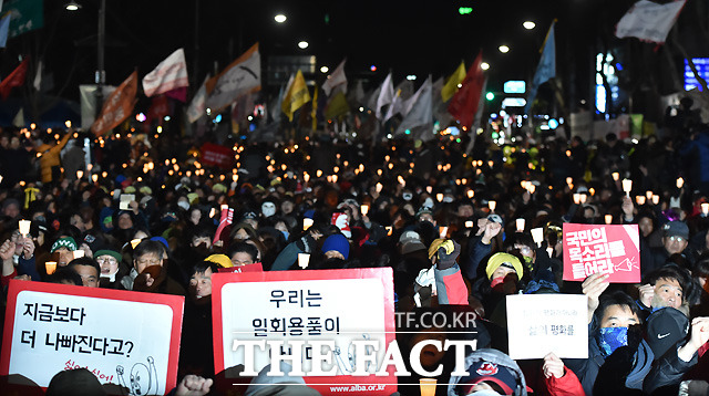 5일 오후 서울 중구 서울광장에서 제2차 민중총궐기 대회가 열린 가운데 행진의 목적지인 서울대학병원에 집결한 참가자들이 촛불을 들어보이고 있다.