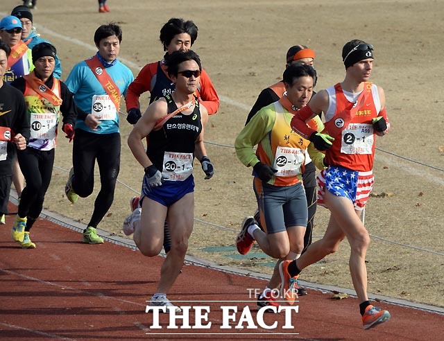 6일 오전 서울 잠실종합운동장 보조경기장에서 더팩트 2015 시즌마감 42.195 레이스 마라톤 대회를 개최해 참가자들이 대회에 참가하고 있다.