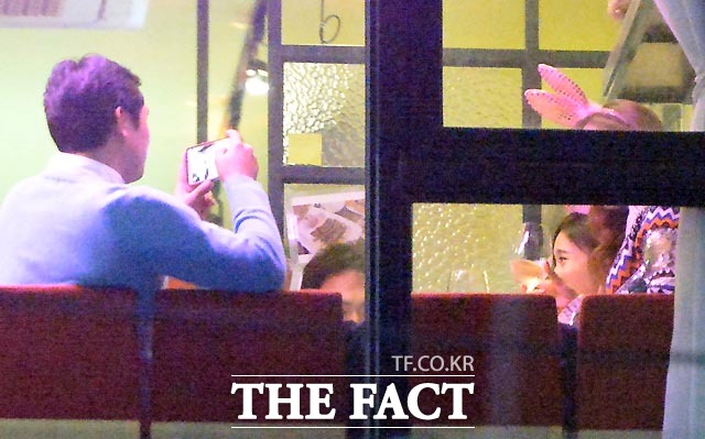 이영돈의 생일 파티 현장. 황정음이 귀여운 머리띠를 하고 연인인 이영돈의 생일을 축하하고 있다. /임영무 기자