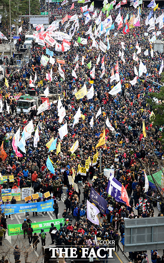 서울광장에서 대학로 방향으로 행진하는 시위 참가자들./이새롬 기자