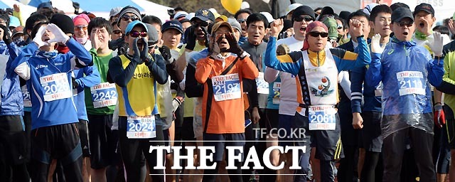 6일 오전 서울 잠실종합운동장 보조경기장에서 더팩트 2015 시즌마감 42.195 레이스 마라톤 대회가 열려 참가자들이 대회에 참가하고 있다.