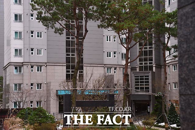 황정음의 집 앞. 황정음 이영돈 커플은 집 앞에 차를 대고 약 1시간 가량 대화를 나눈 뒤 헤어졌다. /문병희 기자