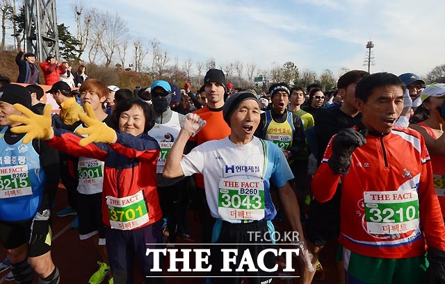 6일 오전 서울 잠실종합운동장 보조경기장에서 더팩트 2015 시즌마감 42.195 레이스 마라톤 대회를 개최해 참가자들이 대회에 참가하고 있다.