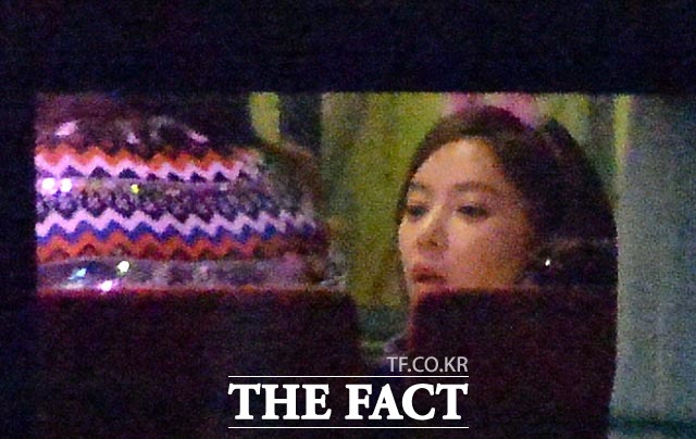 밤에도 빛나는 외모. 황정음과 이영돈 커플은 이날 식사를 마친 뒤 와인바로 자리를 옮겨 데이트를 이어갔다. /임영무 기자