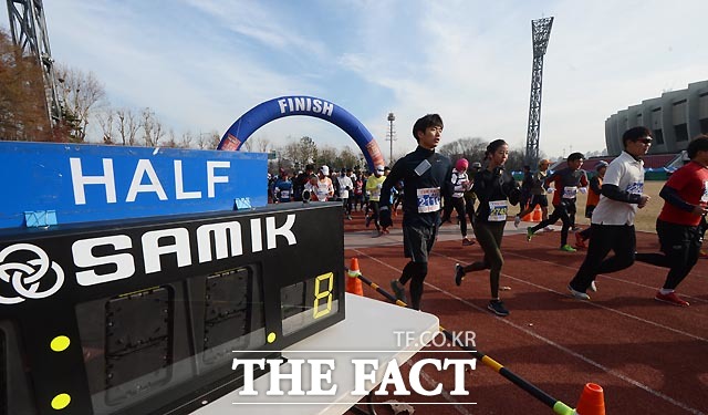 6일 오전 서울 잠실종합운동장 보조경기장에서 더팩트 2015 시즌마감 42.195 레이스 마라톤 대회가 열려 참가자들이 대회에 참가하고 있다.