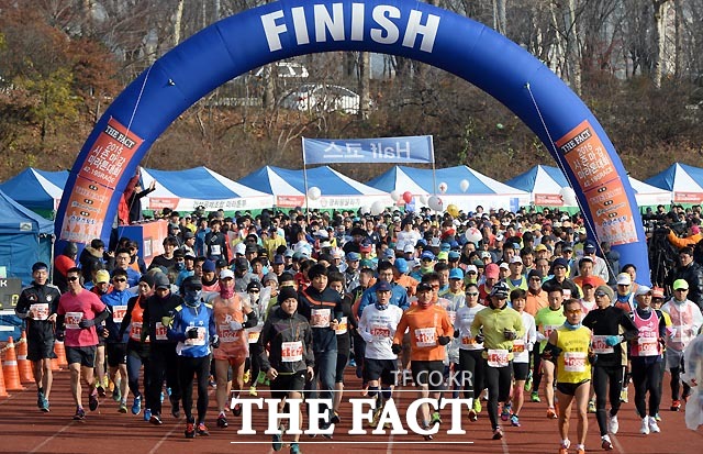 대중 종합지 더팩트가 6일 오전 서울 잠실종합운동장 보조경기장에서 더팩트 2015 시즌마감 42.195 레이스 마라톤 대회를 개최해 참가자들이 대회에 참가하고 있다.
