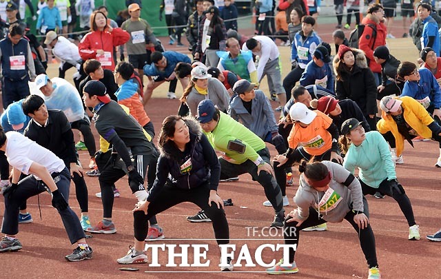 6일 오전 서울 잠실종합운동장 보조경기장에서 더팩트 2015 시즌마감 42.195 레이스 마라톤 대회를 개최해 참가자들이 몸을 풀고 있다.