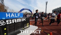 [TF포토] 더팩트 마라톤, 하프 코스 달리는 참가자들