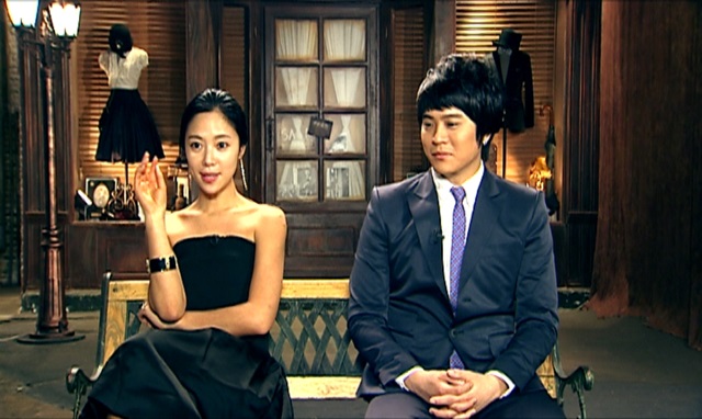 황정음, 우결로 재발견. 황정음(왼쪽)은 MBC 우리 결혼했어요에 실제 교제했던 김용준과 출연해 솔직한 매력으로 사랑을 받았다. /MBC 제공