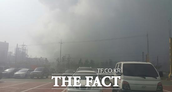 지난 6월 22일 오후 4시 OCI 공장에서 누출된 사염화규소 연기가 하늘을 뒤덮고 있는 모습. /독자 제공
