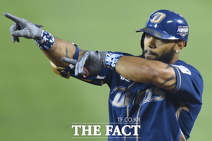 테임즈 골든글러브! NC 테임즈가 8일 서울 서초구 더케이호텔에서 열린 2015 KBO 골든글러브 시상식에서 1루수 부문 수상자로 선정됐다. / 최용민 기자