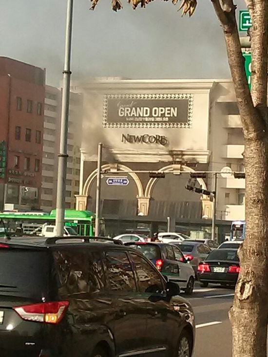 8일 오후 2시쯤 서울 서초구 잠원동 뉴코아아울렛 강남점에서 화재가 발생해 700여명의 쇼핑객이 대피했으며 화재는 2시50분쯤 진화됐다. / @nadda114