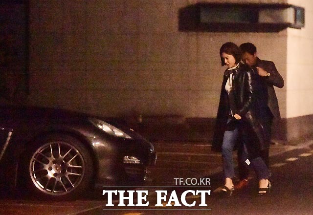 데이트를 마친 황정음(왼쪽)과 이영돈 커플이 차로 향하고 있다. 이영돈의 애마는 1억 원을 호가하는 포르쉐 파나메라다. /임영무·문병희 기자