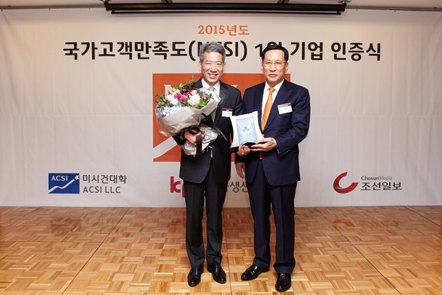 호텔신라가 8일 서울신라호텔이 2015 국가고객만족도 호텔서비스 부문에서 1위를 수상했다고 밝혔다. 허병훈(왼쪽부터) 호텔신라 호텔사업부장과 홍순직 한국생산성본부 회장이 기념 촬영을 하고 있다/호텔신라 제공