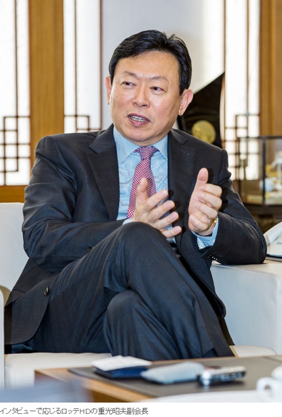 신동빈 롯데그룹 회장이 8일 일본 매체 니혼게이자이신문과 인터뷰를 진행하고 있다. /니혼게이자이신문(日本経済新聞) 제공