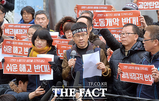 조계사에 피신하고 있는 한상균 민주노총 위원장이 10일 오전 자진출두 하기로 결정하며 남대문 경찰서로 향하기 앞서 기자회견을 갖고 있다. 한상균 위원장은 지난달 14일 민중총궐기 집회 이후 신변보호를 위해 조계사로 피신했다./조계사=문병희 기자