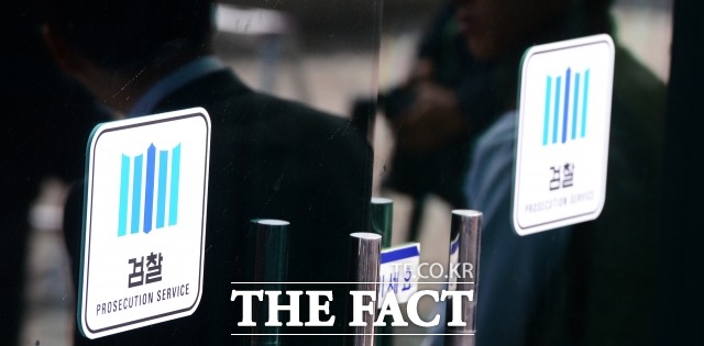 9일 서울서부지방검찰청 부정식품사범 정부합동수사단은 환경부와 먹는샘물 제조업체에 대해 단속을 벌여 수질검사를 하지 않거나 세균 수를 초과한 업체 등 위반업체 17개를 적발해 행정처분을 의뢰했다고 밝혔다. /더팩트DB