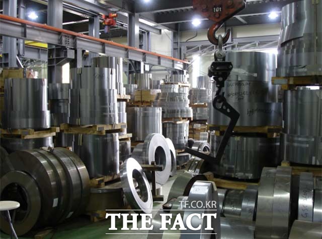 거암철강은 일본에서 철강을 수입해 국내 납품하며, 거암코아는 철강을 가공한 최고급 철심을 변압기 업체에 판매한다. 사진은 이들 회사에서 가공한 전기강판.
