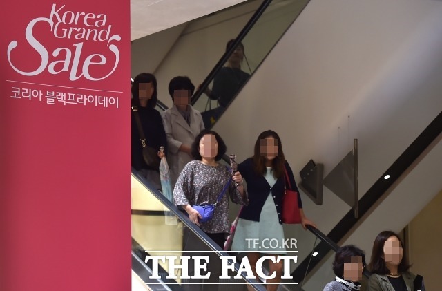 정부가 내수 진작 차원으로 진행한 코리아 블랙프라이데이는 롯데백화점과 현대백화점, 신세계백화점을 중심으로 2주간 진행됐다./더팩트DB