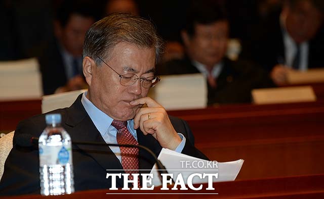 문재인 새정치민주연합 대표는 12일 안철수 전 공동대표가 탈당 쪽으로 기울고 있는 것과 관련 “그렇게 가서는 안 된다고 생각한다”고 말했다. /임영무 기자