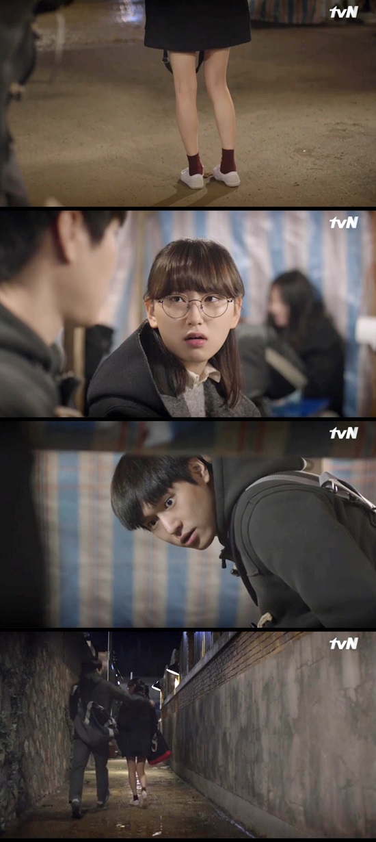 응답하라 1988 선우 보라 커플. 12일 오후 방송된 tvN 응답하라 1988에서 선우가 보라의 치마입은 모습에 행복한 미소를 보였다. /tvN 캡처