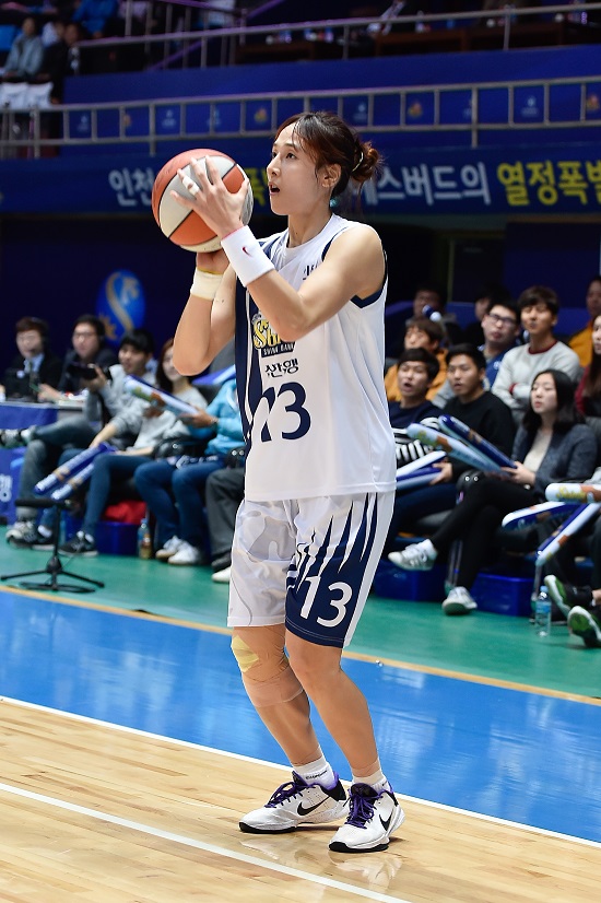 신한은행 3연승! 신한은행이 13일 도원체육관에서 열린 KDB생명 2015~2016 여자프로농구 삼성생명과 홈 경기에서 김단비의 맹활약을 앞세워 72-63으로 이겼다. / WKBL 제공