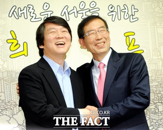 2011년 10월 24일 당시 박원순(오른쪽) 서울시장 후보의 캠프를 방문한 안 전 대표./더팩트DB