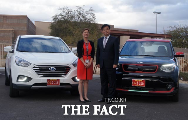 현대·기아차는 미국 네바다 주로부터 투싼 수소연료전지차와 쏘울 전기차 4개 차량에 대해 고속도로에서 자율주행을 시험할 수 있는 운행 면허를 획득했다. 사진은 네바다 주 교통국 소장 로빈 알렌더(왼쪽)와 임태원 현대·기아차 중앙연구소 상무가 자율주행차량 면허 전달식을 갖고 기념 촬영하는 모습. /현대·기아차 제공