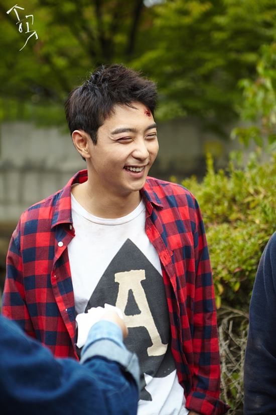 송곳 현장 사진 속 현우. 선한 얼굴과 의리 있는 캐릭터는 우리 주변에 있는 사람을 보는 것처럼 친근한 느낌을 만들어냈다. /JTBC 송곳 공식 홈페이지