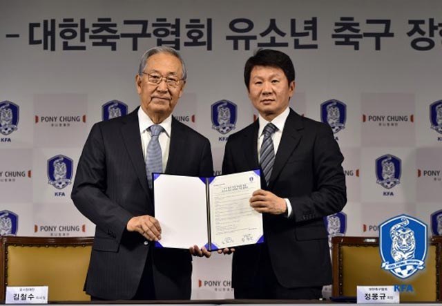 대한축구협회, 포니정 재단과 장학사업 정몽규(오른쪽) 대한축구협회 회장과 김철수 포니정 재단 이사장이 14일 열린 장학사업 협약식에서 포즈를 취하고 있다. / 대한축구협회 제공