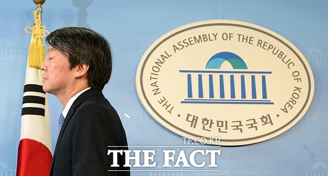 안철수 새정치민주연합 전 대표가 13일 오전 서울 여의도 국회 정론관에서 탈당 기자회견을 하고 있다. /임영무 기자