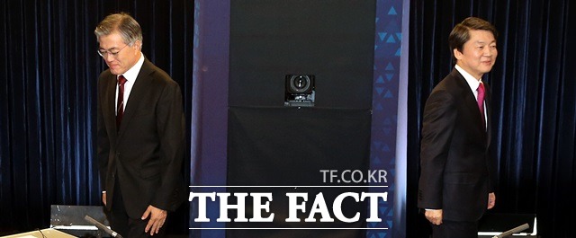 안철수 의원이 13일 새정치민주연합 탈당하면서 문재인 대표와 결별하게 됐다. /더팩트DB