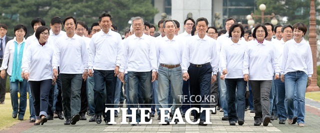 문재인 대표(가운데)와 지도부들이 지난 4월 6일 오전 서울 여의도 국회 본청 앞마당에서 열린 2015 다함께 정책엑스포 테이프 커팅식에 참석하고 있다./더팩트DB