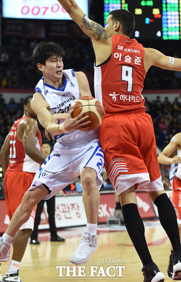 삼성 이호현이 페인팅 모션으로  SK 이승준을 제치고 패스를 하고 있다.