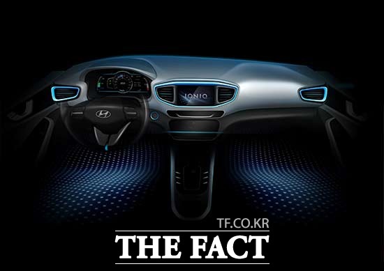 아이오닉의 실내는 블루 컬러로 포인트 살려 미래 지향적 이미지 구현했다.